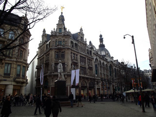 Architektura Belgijska - pomnik Antoona Van Dyck na głównej ulicy handlowej Meir w Antwerpii  - obrazy, fototapety, plakaty