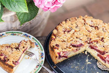 Pflaumen-Käsekuchen mit Streuseln, selbstgebacken von oben