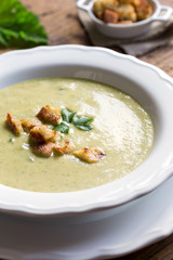 gemüsesuppe mit croutons