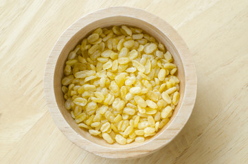 Green beans peeled in wooden bowl
