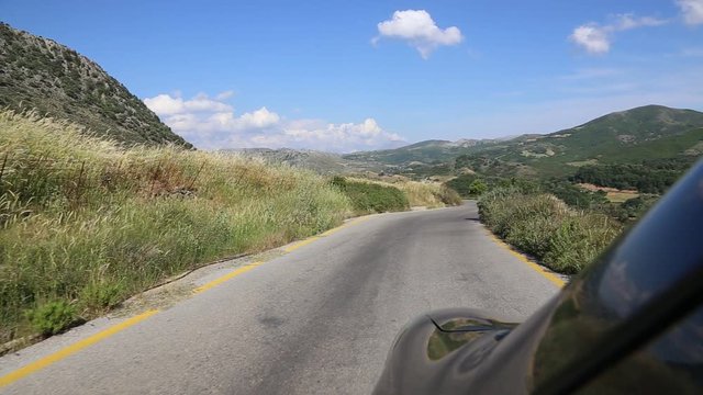 Kamerafahrt einer Autofahrt durch die Berge von Kreta auf einer Landstra&szlig;e