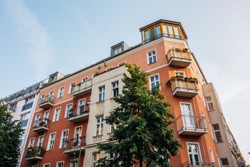 Obraz premium red corner house at prenzlauer berg
