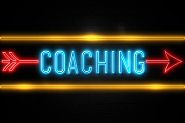 Obraz premium Coaching - fluorescent Neon Sign on brickwall Front view