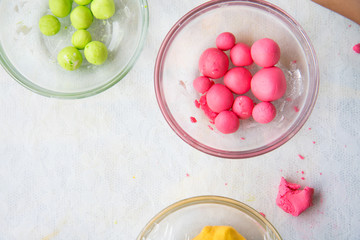 vary circle color flour in the little bowl