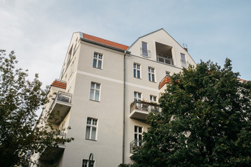 Fototapeta na wymiar corner building in berlin with big trees