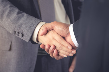 Obraz premium businessmen are handshake agree to join the business.On a white background .Focus at hand