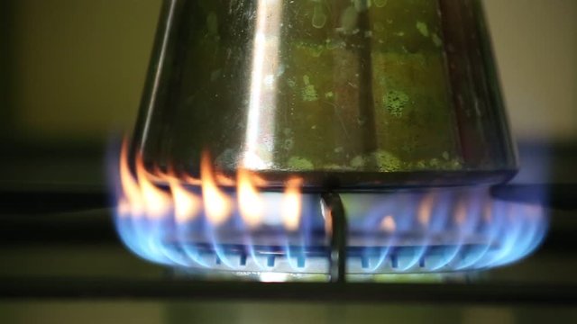 Espressokocher steht auf Gasherd, Flamme z&uuml;ngelt, Symbol f&uuml;r Energiekrise, full HD 1080p video