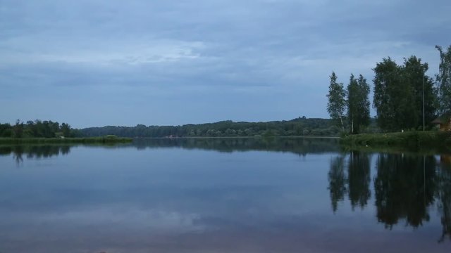 Steine werden in die Daugava in Lettland am Abend geworfen
