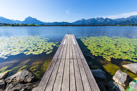Pontile di legno sul lago in una giornata soleggiata