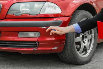 Obraz na płótnie Canvas Insurance man checking broken car after accident