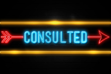 Obraz premium Consulted - fluorescent Neon Sign on brickwall Front view