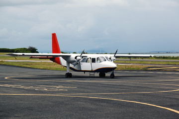 Fototapeta na wymiar A propeller plane in the airport