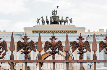 Obraz premium Two-headed eagles on the fence around the pillar of Alexandria, on Palace Square In St. Petersburg