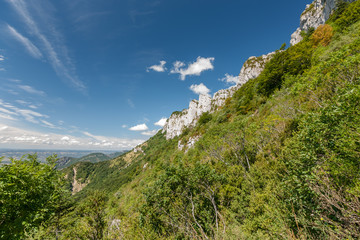 Fototapeta na wymiar Impressive mountain formations and the Vercors Regional Park