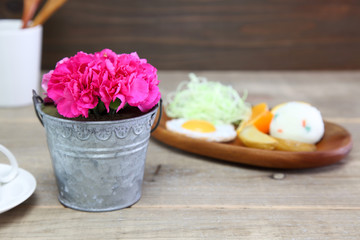 ブリキ缶に挿したカーネーション