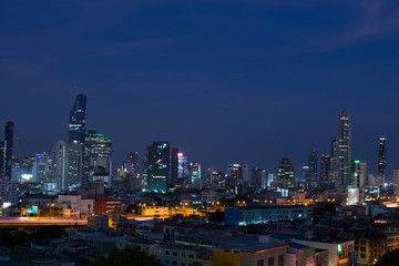 Fototapeta premium Widok miejski Bangkoku z punktu widokowego hotelu Prime (w pobliżu dworca kolejowego Hua Lamphong