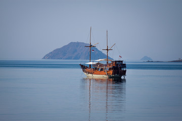 Fregatte ankert in einer ruhigen Bucht vor Komodo Indonesien