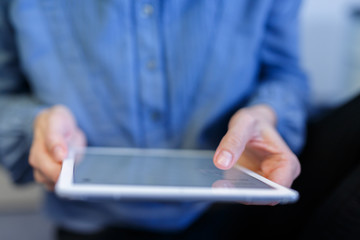 Frau mit Tablet Computer in der Hand