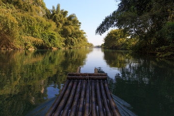 Obraz premium Bamboo rafting in idyllic Li River scenery, landscape of Yangshuo in Guilin, China
