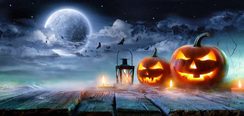 Sierkussen Jack O& 39  Lanterns gloeit bij maanlicht in de spookachtige nacht - Halloween-scène © Romolo Tavani