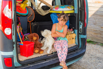 jeune fille déçu : c'est la fin des vacances