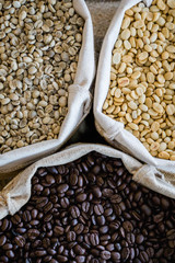 Obraz premium Coffee bean roasted and unroasted.