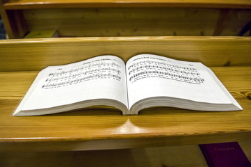 Liederbuch auf Kirchenbank
