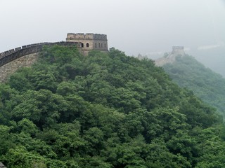 Obraz premium Great Wall of China winding its way into the fog