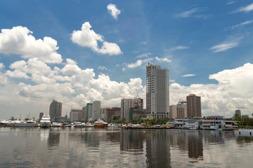 Obraz premium Seascape of Manila bay area, reflecting sea and big city behind