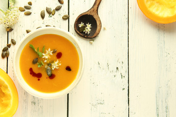 frische Kürbissuppe frischer Kürbis Suppe Tisch Schale Overhead