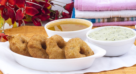 vada with coconut chutney and sambhar