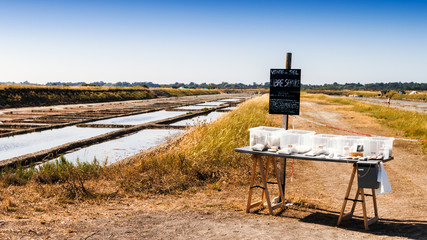 stand libre service de vente de sel sur l'île de Ré