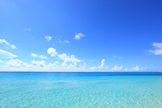 青い海と空