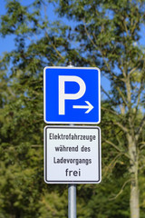 Parkplatzschild mit Zusatzschild f&uuml;r Elektroautos 