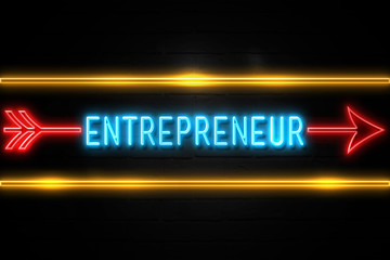 Obraz premium Entrepreneur - fluorescent Neon Sign on brickwall Front view