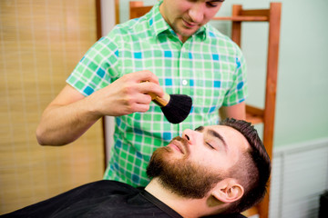 Obraz na płótnie Canvas Stylist trimming beard