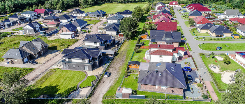 New building settlement with houses and properties with gardens, aerial photo .
