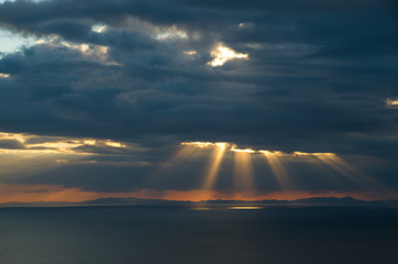 朝　太陽の光芒射す瀬戸内海　香川県さぬき市から淡路島方面を撮影