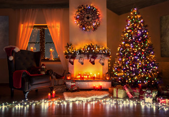 weihnachtlich geschmückter Raum mit Christbaum und vielen Lichtern