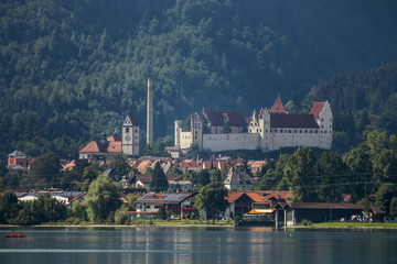 Blick vom See auf F&uuml;ssen