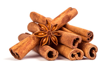 Obraz na płótnie Canvas Close up the brown cinnamon stick with star anise spice isolated on white background