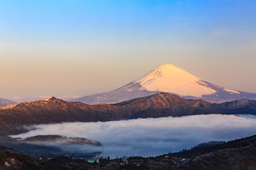 箱根 大観山から望む朝焼けの富士山と雲海の芦ノ湖