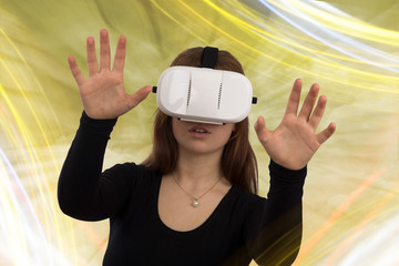 Frau mit Virtual Reality Brille vor futuristischem Hintergrund