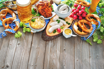 Bier, Schweinshaxe, Sauerkraut, Weißwurst und andere bayerische Spezialitäten. Oktoberfest