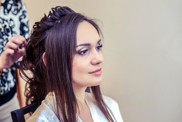 Fototapeta premium Hairdresser makes the bride hairstyle