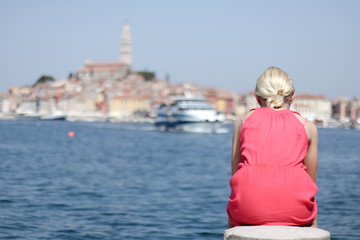 Fototapeta na wymiar junges Mädchen wartet am Hafen