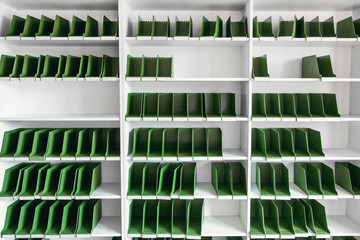 Regal weiß mit vielen Archivboxen oder Ordnerboxen leer