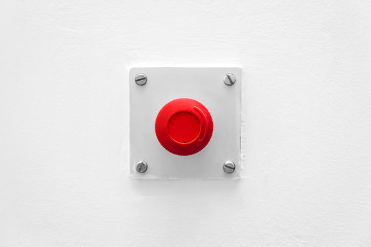 Knopf Rot vor weißer Wand, Alarmknopf für Alarm oder Hilfe