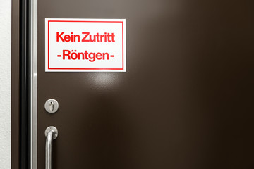 Tür mit Schild Kein Zutritt Röntgen, Radiologie und Röntgenstrahlung