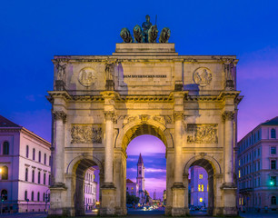 Obraz premium Siegestor in Munich at Night, Bavaria